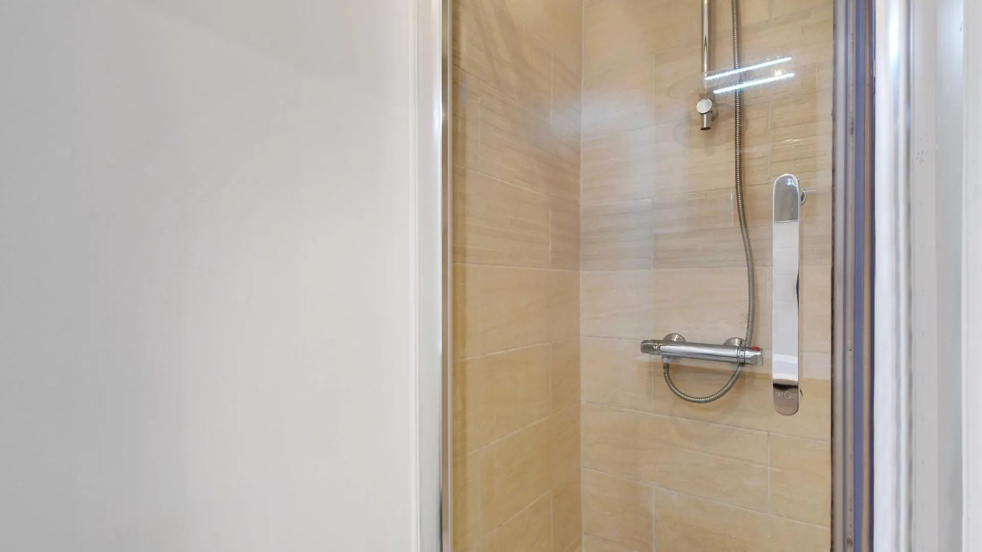 Enchanting 2 Bdr Parisian Apartment 0*, Paris France